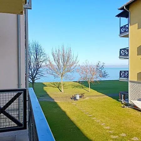 982 - Balatonőszödi Hullám üdülőparkban Emeleti Vízparti Kiadó *